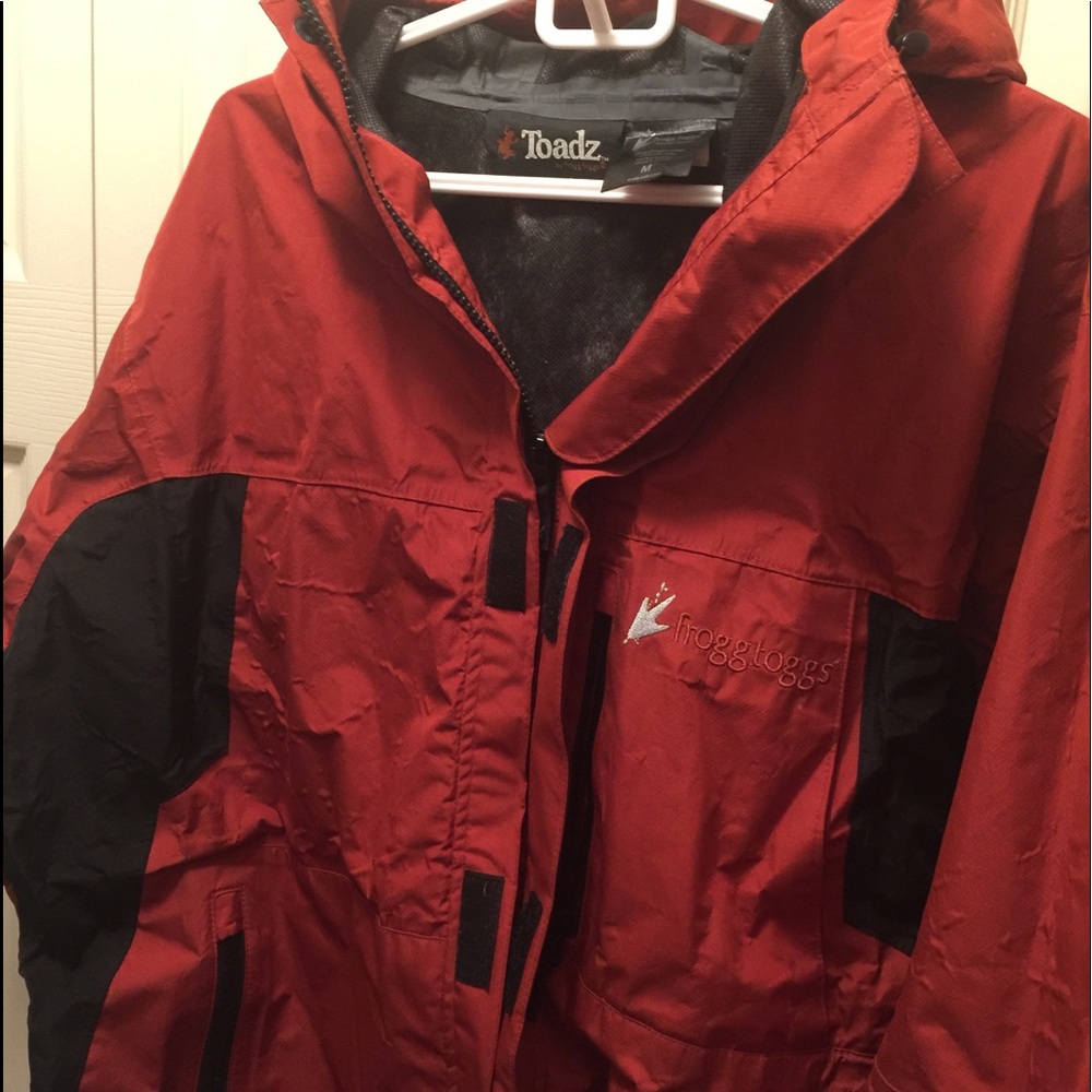 Water proof wind hooded windbreaker.